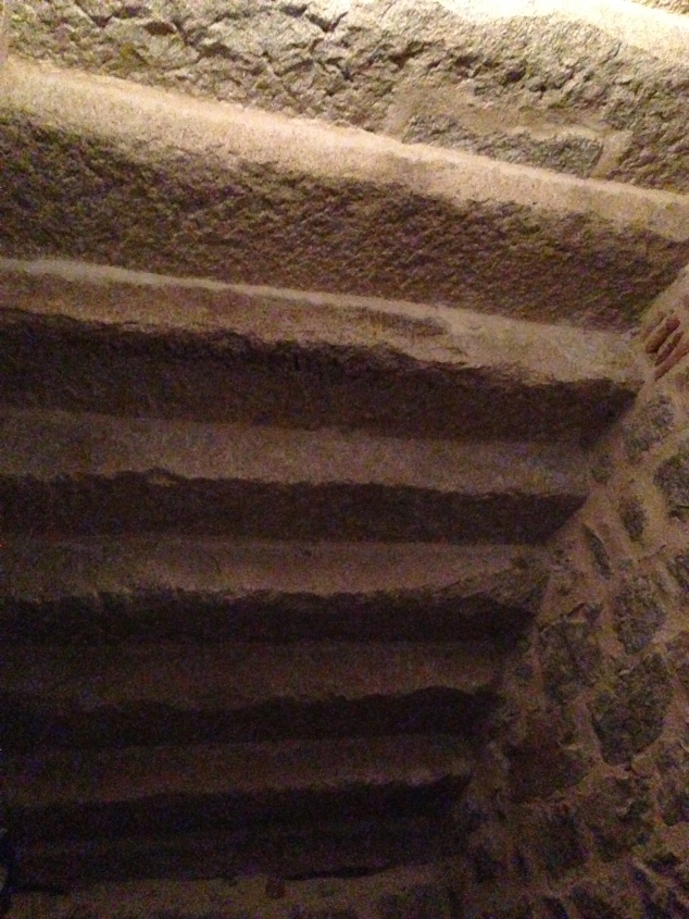En las cocinas, podemos ver la escalera principal del palacio de una manera muy curiosa, sirviendo de techo para una posible despensa (foto: BlamaraPhoto)